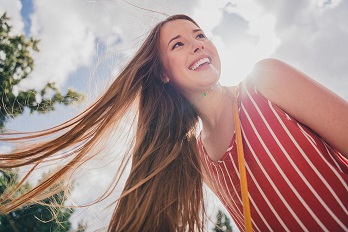Simpel und effektiv: Drei frühlingshaft-frische Frisuren